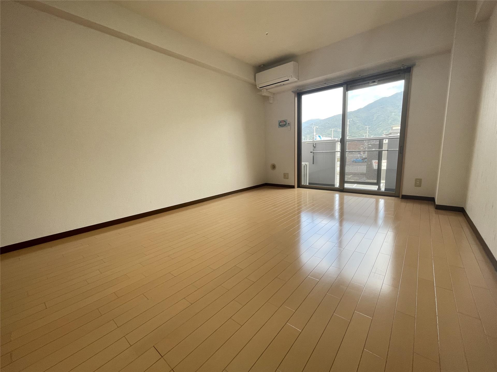 居室・リビング　エアコン付きでゆったりとした洋室１０.４帖♪