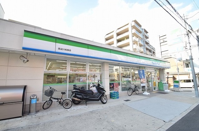 コンビニ　ファミリーマート（コンビニ）まで220m