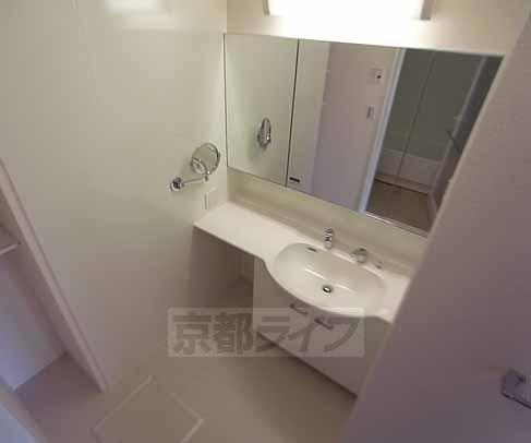 洗面設備　鏡が大きいのが特徴です