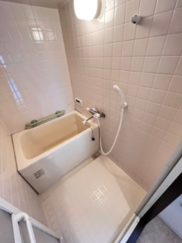 バス・シャワールーム　同建物、別部屋の写真です。参考にご覧ください。