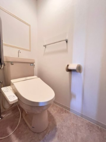 トイレ　同建物、別部屋の写真です。参考にご覧ください。