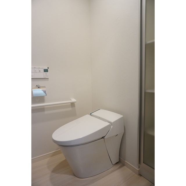 トイレ　落ち着いた色調のトイレです