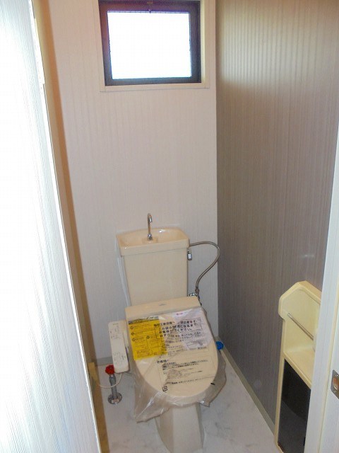 トイレ　※写真は201号室です（参考）