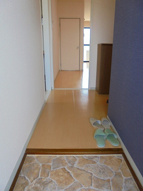 玄関　※写真は201号室です（参考）