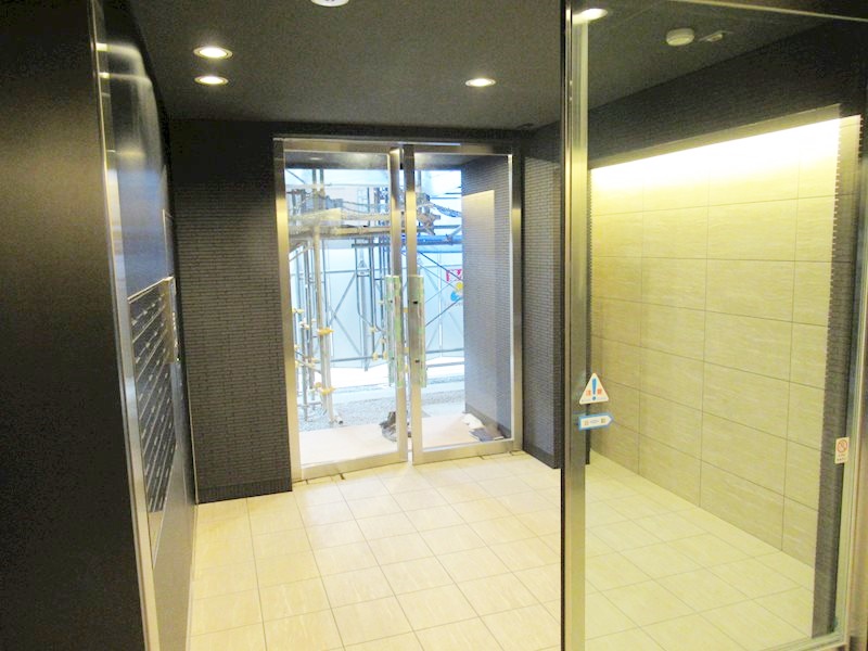 エントランス　お洒落な建物デザイン♪