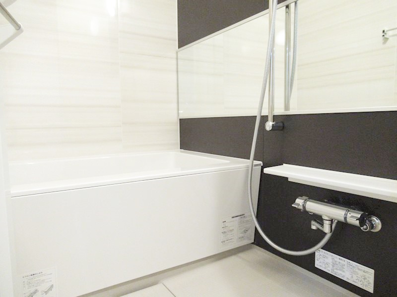 バス・シャワールーム　嬉しい追い焚き・浴室乾燥機付きです♪