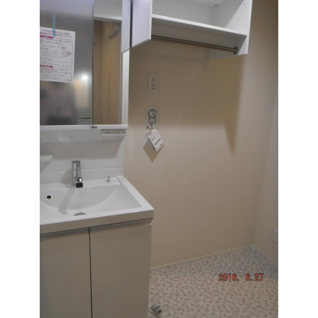 洗面設備　明るい洗面所です