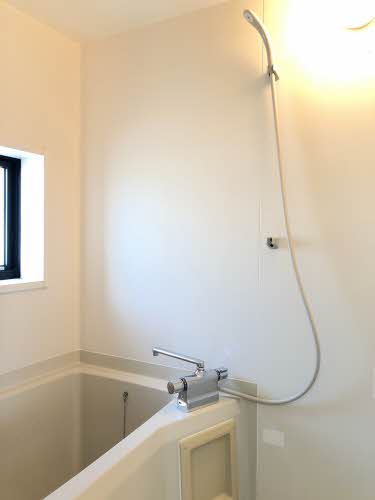 バス・シャワールーム　窓があるので換気にも便利♪