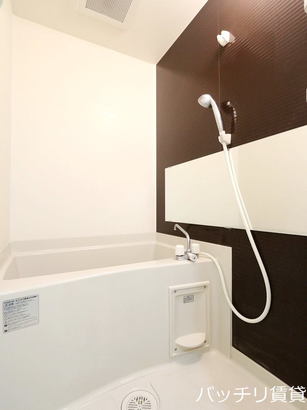バス・シャワールーム　写真は別号室の為の為、現状優先になります。