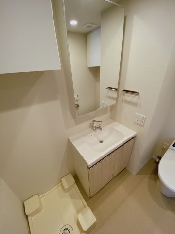 洗面設備　独立洗面台、小物を置くことができて便利です