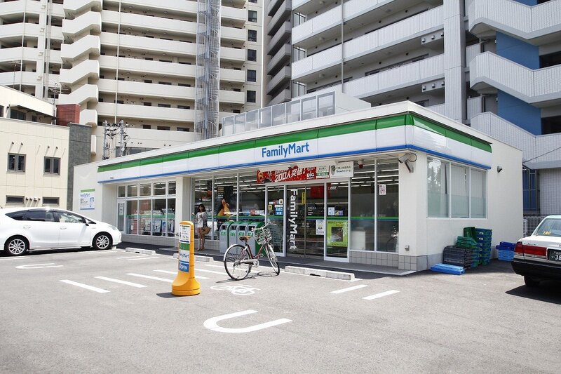 コンビニ　ファミリーマート千早店（コンビニ）まで222m