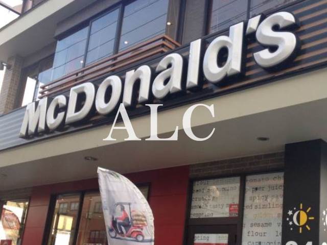 飲食店　マクドナルド明治通り尾久店（飲食店）まで371m