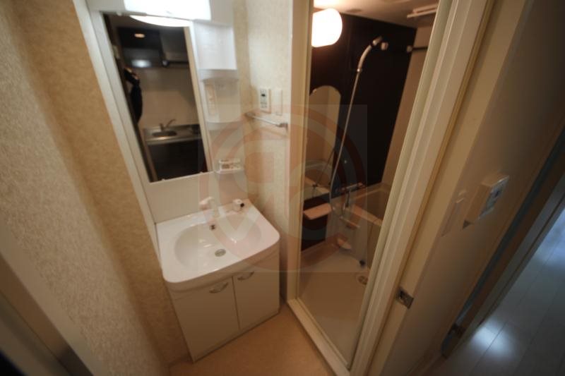 洗面設備　明るい洗面所です