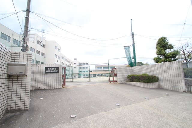 小学校　名古屋市立本地丘小学校（小学校）まで72m