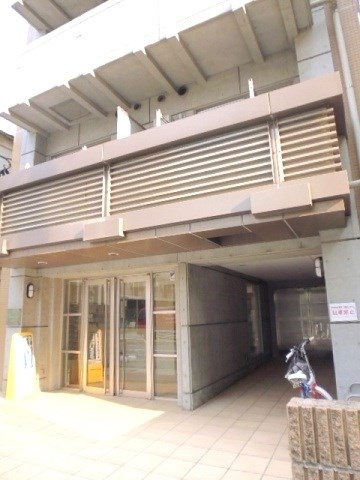 エントランス　見学予約受け付け中。設備充実のハイグレード賃貸マンションです