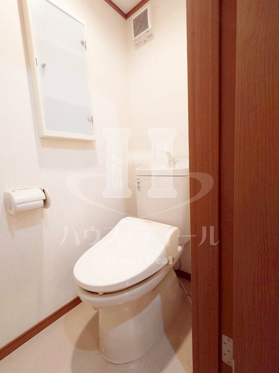 トイレ　落ち着いた色調のトイレです