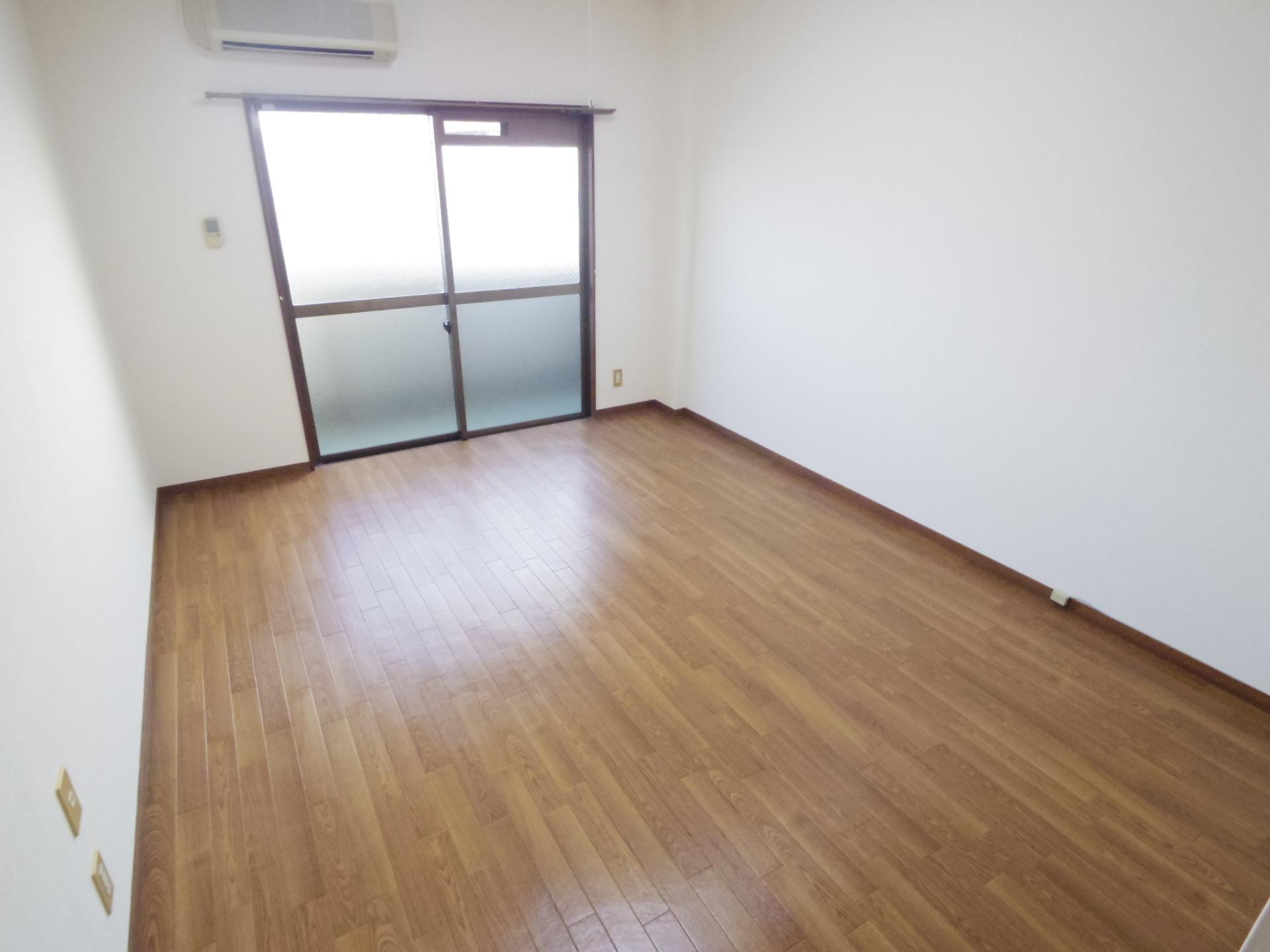 居室・リビング　エアコン付き。荷物が多い方にも十分な広さが魅力。