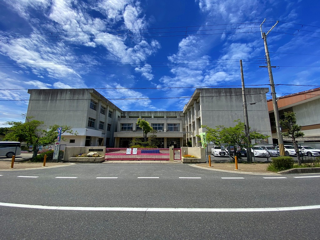 小学校　橿原市立畝傍東小学校（小学校）まで612m