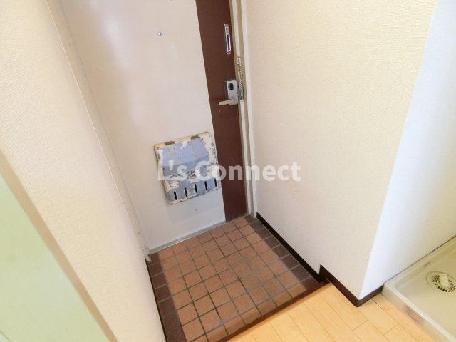 玄関　玄関にはドアポスト付き。
