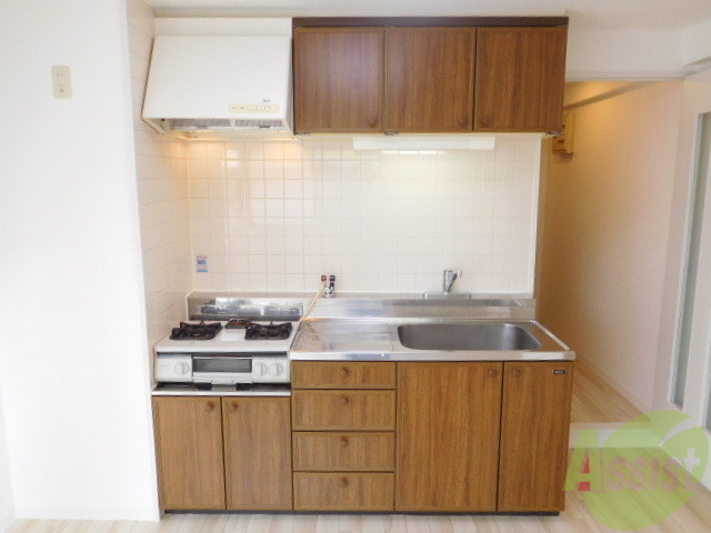 キッチン　収納もたっぷりありガスコンロも設置されております