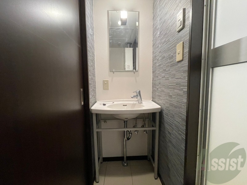 洗面設備　大きくて使いやすそうな独立洗面台になっています。