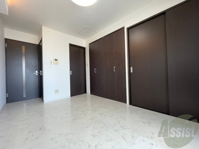 居室・リビング　リビングです。窓が大きくて明るいですね！