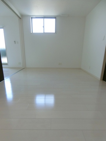 居室・リビング　白基調の明るいリビング