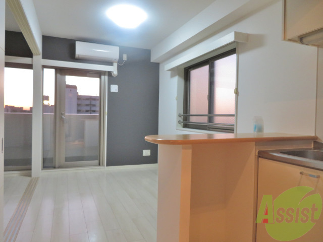 居室・リビング　壁のアクセントクロスがおしゃれな部屋ですね。