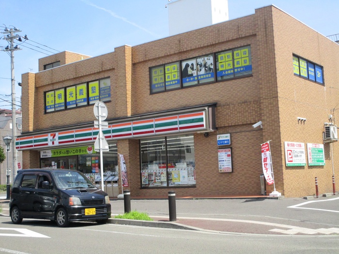 コンビニ　セブンイレブン（コンビニ）まで370m