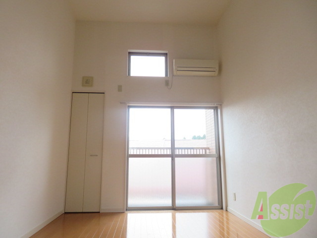 居室・リビング　７帖の洋室です。広々として、きれいですね。