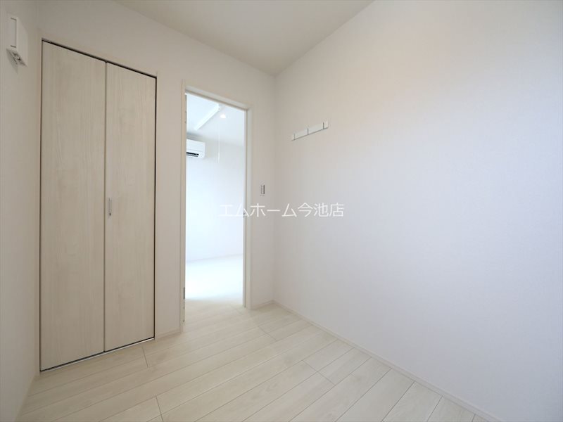 その他　洋室3.5帖　収納スペース充実しています　同仕様写真