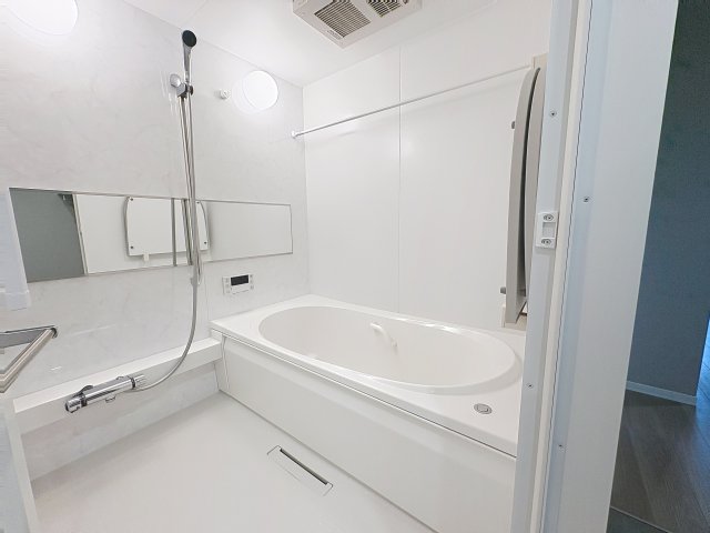 バス・シャワールーム　掲載写真は同型モデルを掲載しており実際のお部屋と仕様等が異な