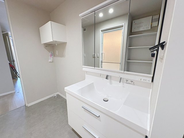 洗面設備　掲載写真は同型モデルを掲載しており実際のお部屋と仕様等が異な