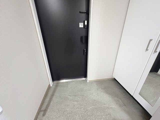 玄関　掲載写真は同型モデルを掲載しており実際のお部屋と仕様等が異な