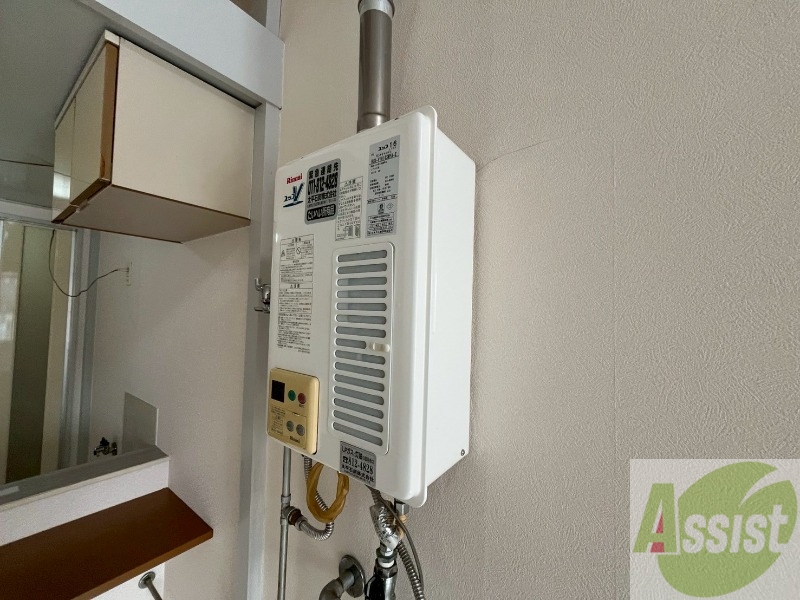 その他設備　給湯器は簡単操作で温度調整ができますよ。