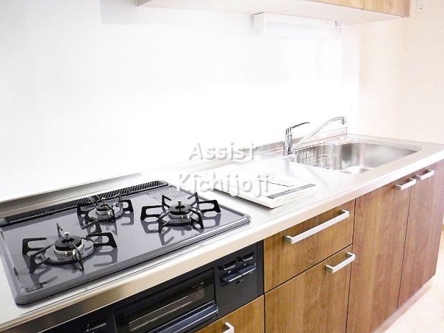 キッチン　写真：設備同仕様の別物件です