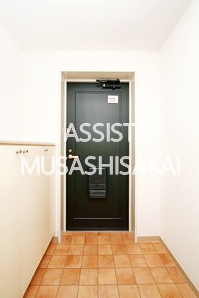 玄関　写真：設備同仕様の別物件です