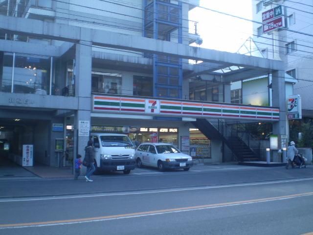 コンビニ　セブンイレブン（コンビニ）まで180m