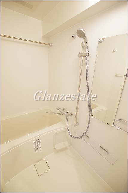 バス・シャワールーム　コンパクトで使いやすいお風呂です