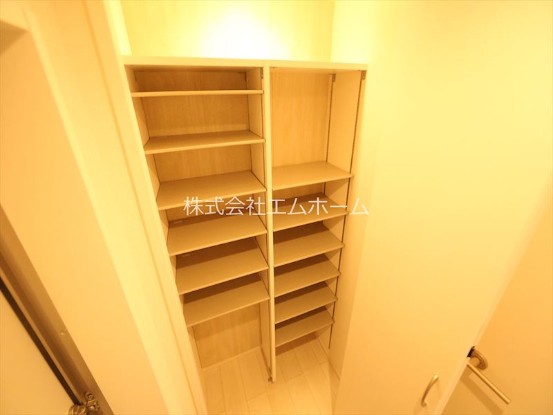 玄関　玄関　シューズクローク付（収納充実してます）