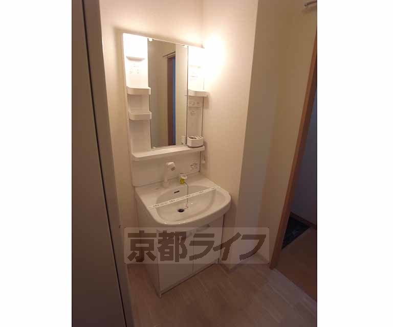 洗面設備　きれいな洗面台です