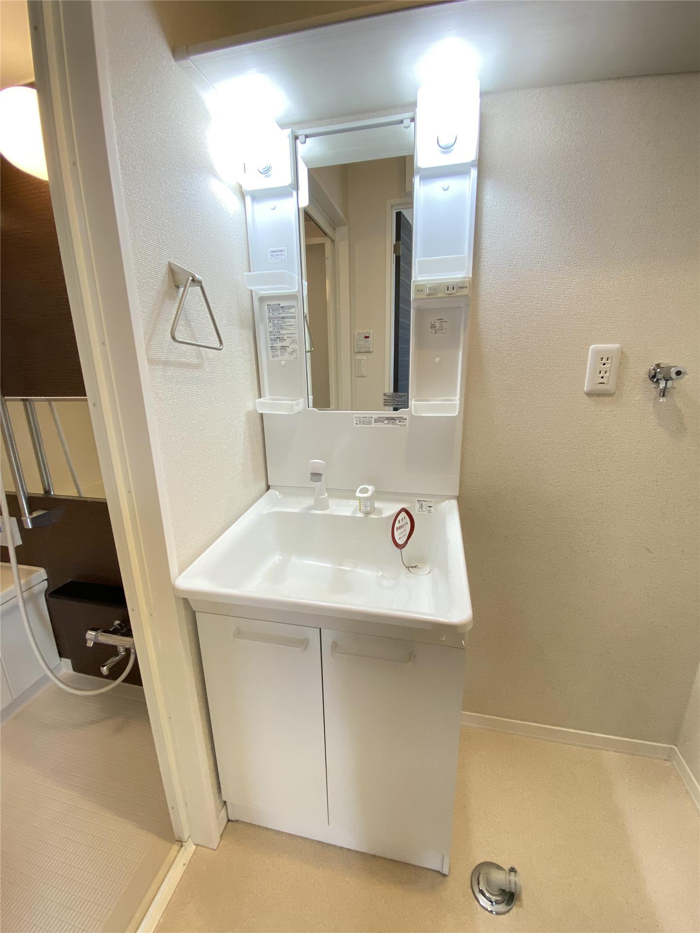 洗面設備　シャワー付き洗面化粧台　洗濯機置場