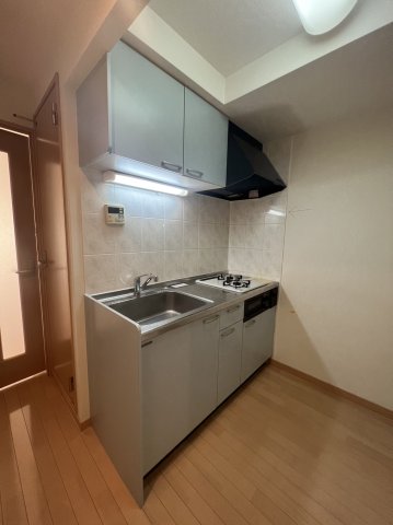 キッチン　反転タイプ室内写真