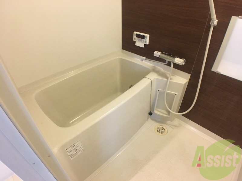 バス・シャワールーム　バスルームは狭すぎず、シャワーも浴びやすそうです。