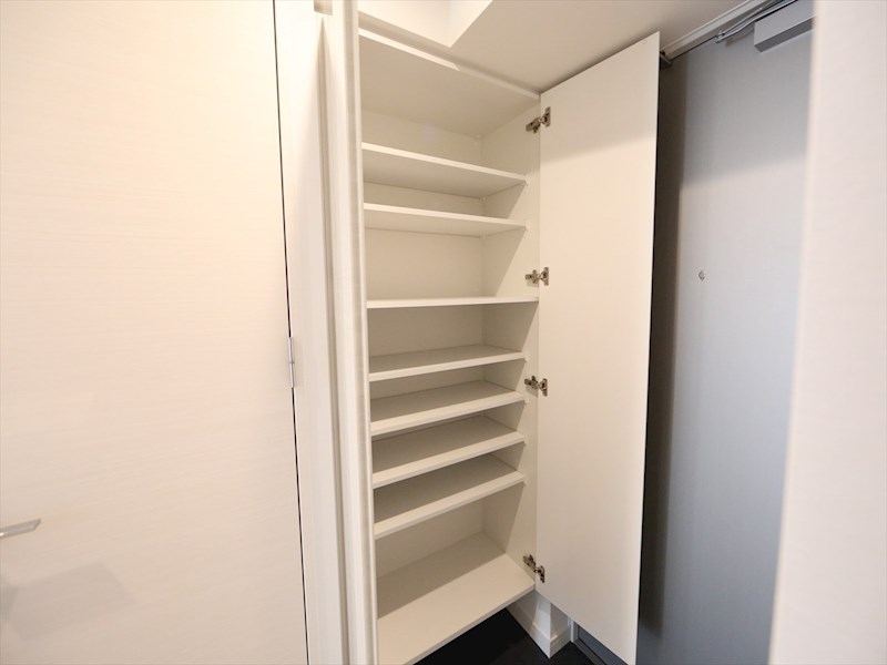 玄関　玄関　シューズボックス付（収納充実してます）