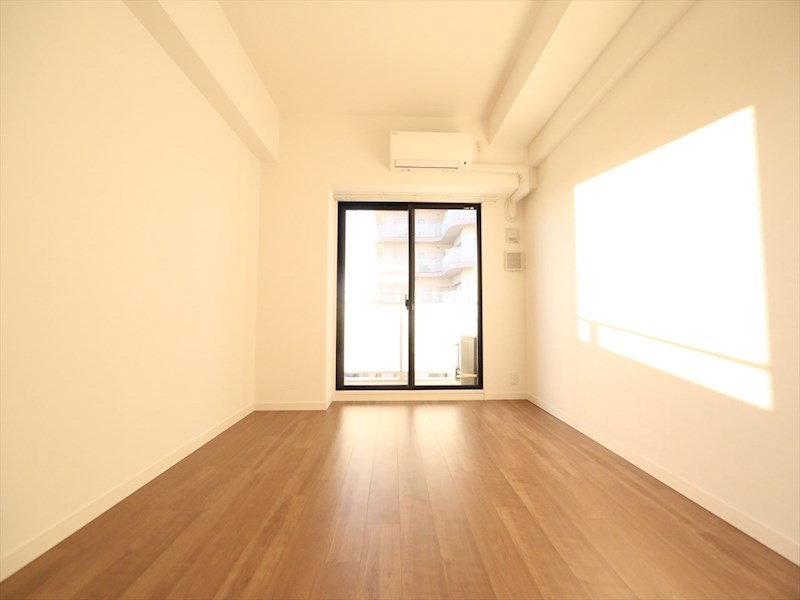 バルコニー　洋室7.8帖　エアコン完備　クローゼット付　バルコニー