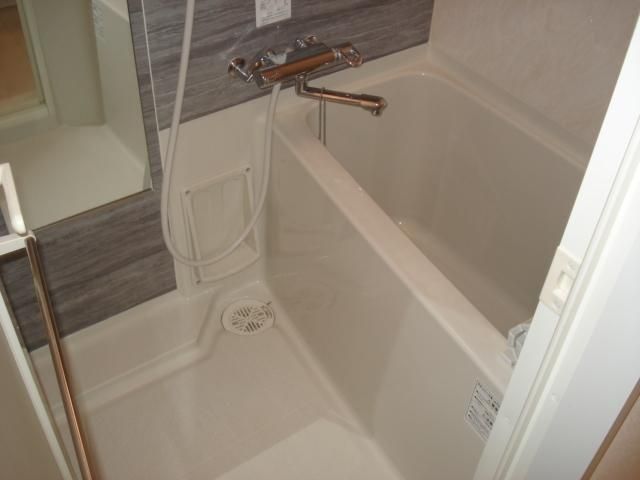 バス・シャワールーム　ツートンカラーおしゃれなバス