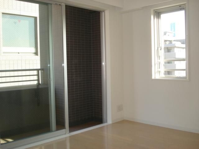 居室・リビング　２面採光　明るい室内