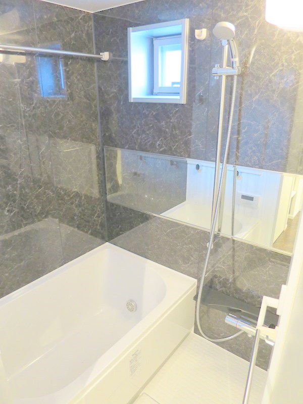 バス・シャワールーム　窓と浴室暖房乾燥機付きのお風呂　バスルーム　浴室