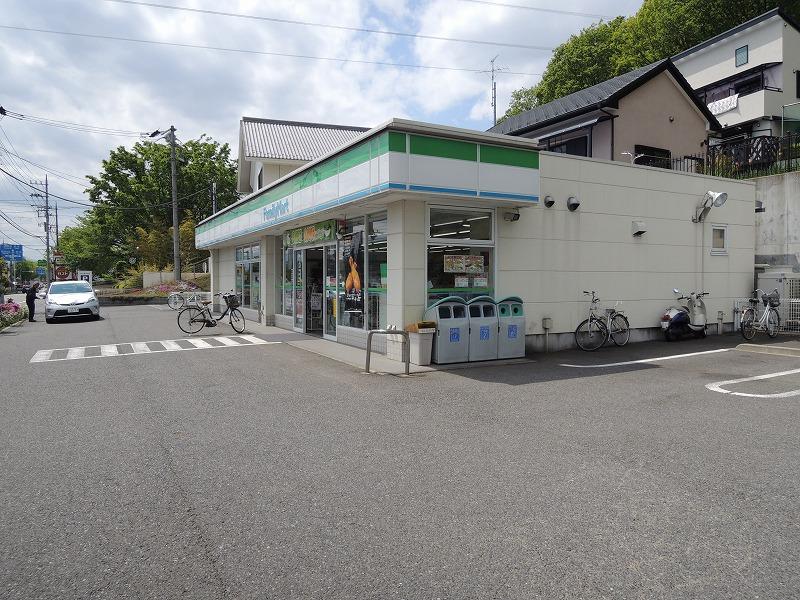 コンビニ　ファミリーマート（コンビニ）まで710m